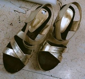 Golden And Black Heels , Looking 😍