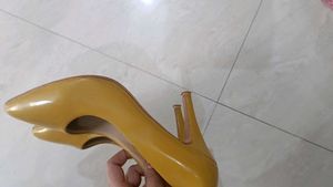 Heels Yellow