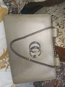 A perfect beautiful hand bag from Gucci..