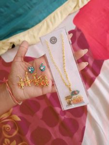 Necklace with chains and lockets