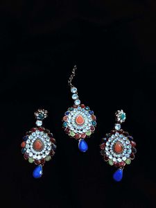 2 MULTICOLOURED EARINGS AND TIKA