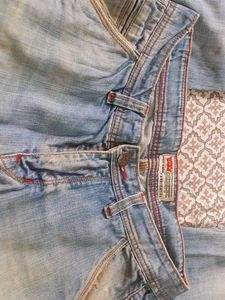@99 Levi&#39;s Light Wash Jeans