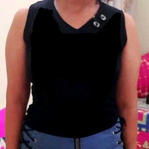 BLACK SLEEVELESS TOP