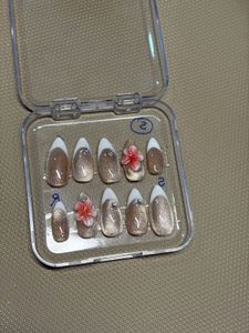 Press-On Nail Set with Flower