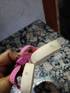 Bahut Hi Pyari Bacchon Ke Sandal Pi P