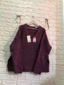 Burgundy Knit V-Neck Sweater👜🕶️