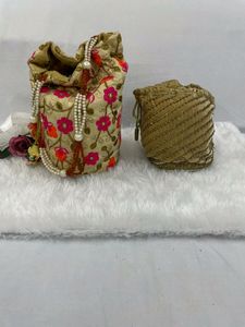 A SET OF 2 POTLIS
