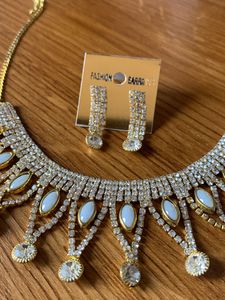 A Beautiful Diamond Necklace Set With Earring