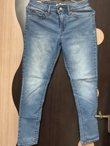 Levi&#39;s Light Wash Denim Jeans