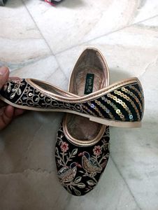 Embroidered Jutti Flats