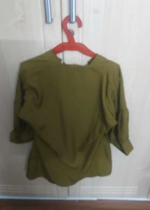 Olive Green Top 💚