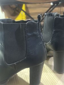 !final Sale! Black Leather Heeled Chelsea Boots