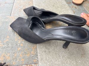 Zara Black Solid Heels