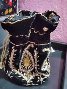 Black Colour Ka Purse Hai Shaadi Mein Jaane Wala P