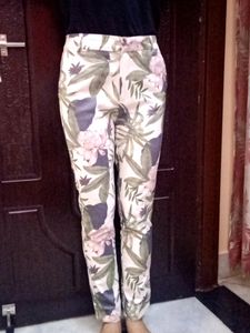 New🥳  Creamy floral Print Pants 🌸