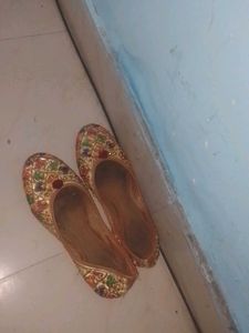 Embroidered Ethnic Juttis