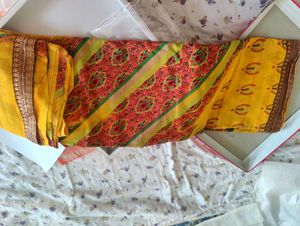 Multicolored Saree With Contrast Blouse Piece