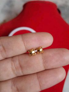 Beautiful New Desiner Gold Studs