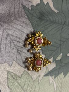Its A Jewellery Set With Earrings And Mang Tikka