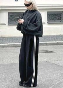 Black wide-leg pants with sporty side stripes 🤍