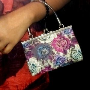 Floral Women's Clutch Bag 😍 The Bag features a stunning floral design.Its small size makes it easy to carry. Add this floral clutch to your collection today💓