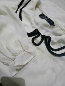 Cute beige top with collar
