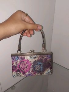 Floral Women's Clutch Bag 😍 The Bag features a stunning floral design.Its small size makes it easy to carry. Add this floral clutch to your collection today💓