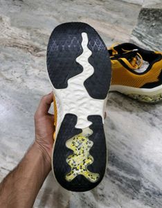 Bounce Yellow Running Shoes