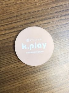 Pose banana Powder And K Play Strawberry Blush