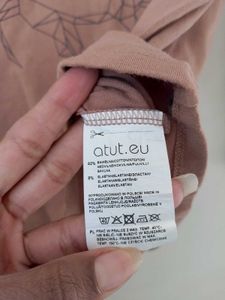 long sleeves graphic tee.