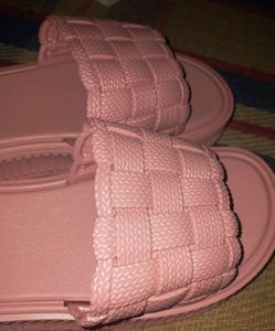 Women&#39;s slippers