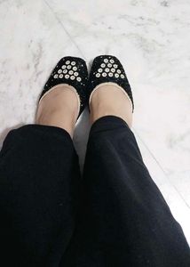 Black Embellished Juttis