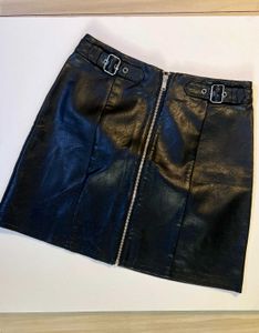 Zip-Up Leather Skirt With WaistBuckle Embelishment