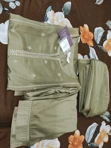 Elegant Embroidered Kurta Set With Net Dupatta