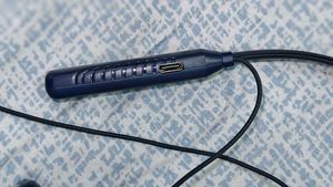 Makzee Zyro Neckband