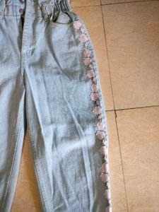 Flower Embroidery Jeans 👖🌺🌸