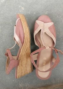 Nude-Pink Wedges