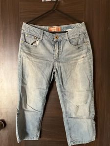 Distressed Denim Capri Jeans 👖☀️