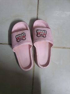 cute pink flip flops size 6,39