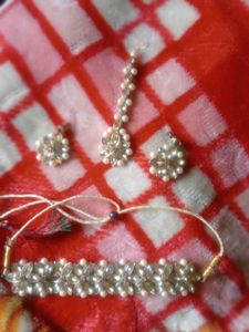 eautiful Golden Choker With Earings And Mnagtika?