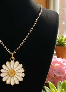 newme- Daisy Pendant Necklace
