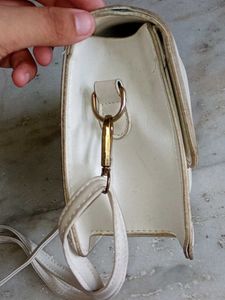 Classy White Bag🌼