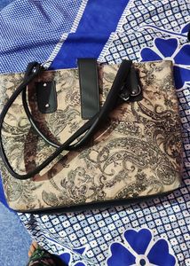 Hand Bag Bag Bikul Sahi Hai Aur New Hai Magar Ek Handel Ka Ring Nikal Gaya Hai