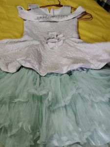 Girl&#39;s Off-Shoulder Tutu Dress