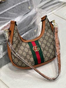 GUCCI NEW IMPORTED HALF MOON LOOK SLING BAG