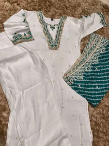 Elegant White Embroidered Kurta Set (women's)
