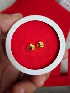 Beautiful New Dimond Cut Studs