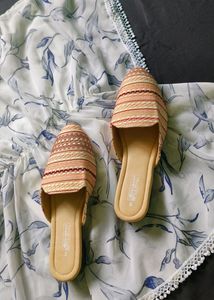 Women Trendy Embroided Juttis