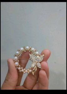 PEARL RHINESTONE BROACH✨