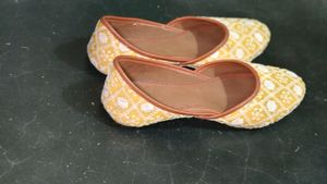 Yellow Color Jutti